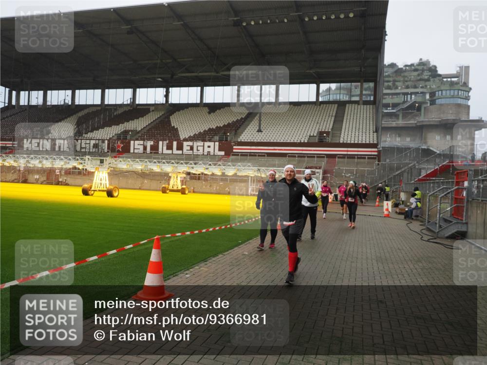 07.12.2025 - St. Pauli X-Mass-Run No. 15 Fabian Wolf http://msf.ph/oto/9366981 07.12.2025 10:22:01 Ziel 1488, 2944, 2945, 3999, 4000, 4321, 4322, 4323, 4415 meine-sportfotos.de