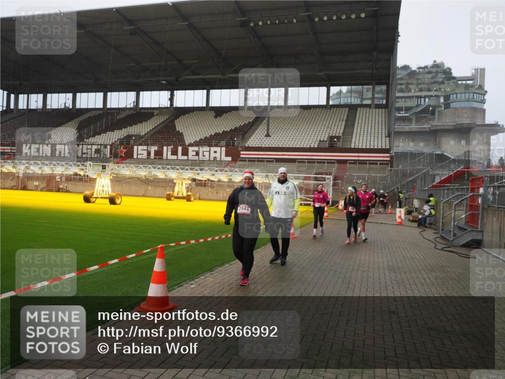 07.12.2025 - St. Pauli X-Mass-Run No. 15 Fabian Wolf http://msf.ph/oto/9366992 07.12.2025 10:22:03 Ziel 1371, 1488, 2944, 2945, 3999, 4000, 4321, 4322, 4323, 4415 meine-sportfotos.de
