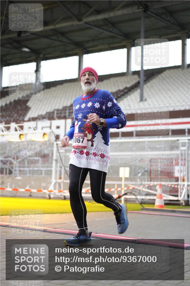 07.12.2025 - St. Pauli X-Mass-Run No. 15 Patografie http://msf.ph/oto/9367000 07.12.2025 11:01:40 Ziel 336, 376, 1045, 1048, 1067, 1637, 1640 meine-sportfotos.de