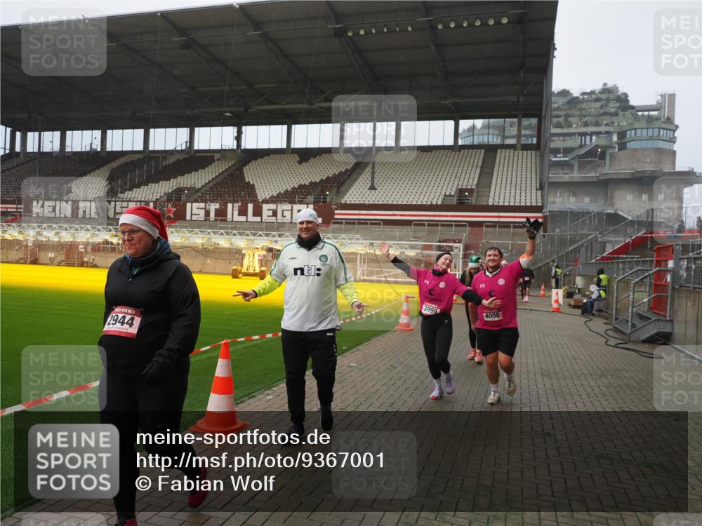 07.12.2025 - St. Pauli X-Mass-Run No. 15 Fabian Wolf http://msf.ph/oto/9367001 07.12.2025 10:22:05 Ziel 1371, 1488, 2819, 2944, 2945, 3431, 3736, 3999, 4000, 4321, 4322, 4323, 4415 meine-sportfotos.de