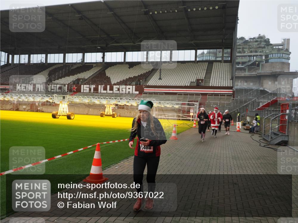 07.12.2025 - St. Pauli X-Mass-Run No. 15 Fabian Wolf http://msf.ph/oto/9367022 07.12.2025 10:22:08 Ziel 1371, 1488, 2817, 2818, 2819, 2945, 3431, 3736, 3999, 4000, 4321, 4322, 4323, 4415 meine-sportfotos.de