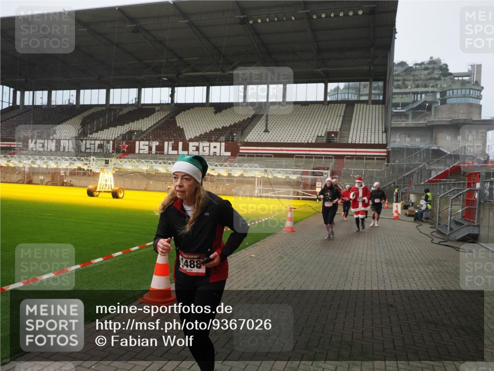 07.12.2025 - St. Pauli X-Mass-Run No. 15 Fabian Wolf http://msf.ph/oto/9367026 07.12.2025 10:22:08 Ziel 1371, 1488, 2817, 2818, 2819, 2945, 3431, 3736, 3999, 4000, 4321, 4322, 4323, 4415 meine-sportfotos.de