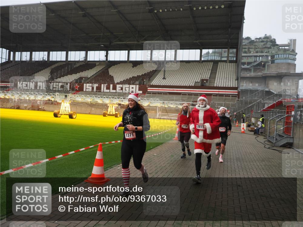 07.12.2025 - St. Pauli X-Mass-Run No. 15 Fabian Wolf http://msf.ph/oto/9367033 07.12.2025 10:22:11 Ziel 1371, 1488, 2817, 2818, 2819, 3431, 3736, 3999, 4000, 4321, 4322, 4323, 4415, 4774 meine-sportfotos.de