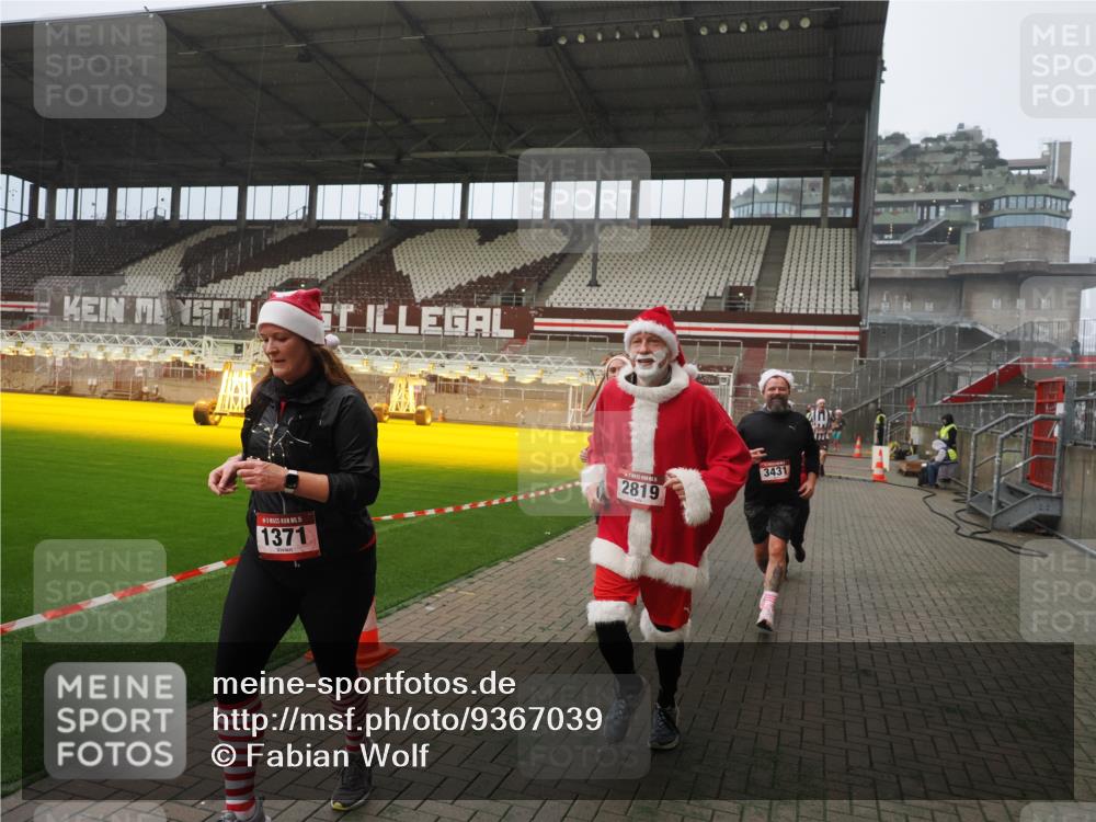 07.12.2025 - St. Pauli X-Mass-Run No. 15 Fabian Wolf http://msf.ph/oto/9367039 07.12.2025 10:22:12 Ziel 1371, 1488, 2817, 2818, 2819, 3431, 3736, 3999, 4000, 4321, 4322, 4323, 4415, 4774 meine-sportfotos.de