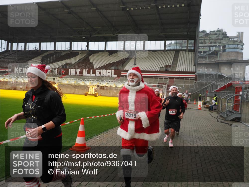 07.12.2025 - St. Pauli X-Mass-Run No. 15 Fabian Wolf http://msf.ph/oto/9367041 07.12.2025 10:22:12 Ziel 1371, 1488, 2817, 2818, 2819, 3431, 3736, 3999, 4000, 4321, 4322, 4323, 4415, 4774 meine-sportfotos.de