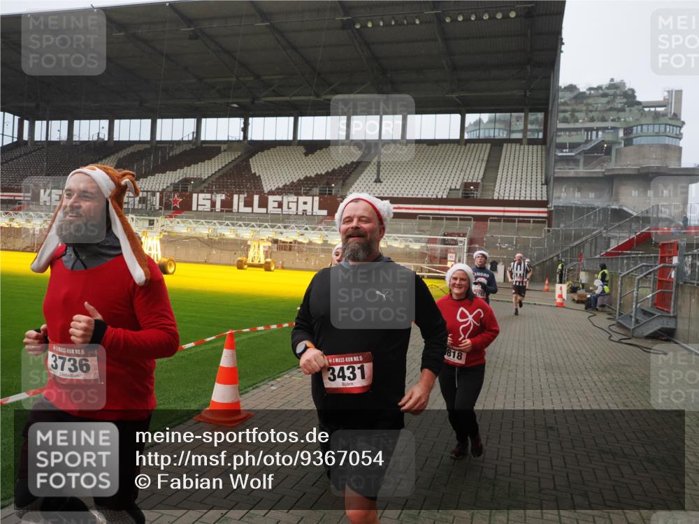 07.12.2025 - St. Pauli X-Mass-Run No. 15 Fabian Wolf http://msf.ph/oto/9367054 07.12.2025 10:22:13 Ziel 1371, 1488, 2817, 2818, 2819, 3431, 3736, 3999, 4000, 4415, 4774 meine-sportfotos.de