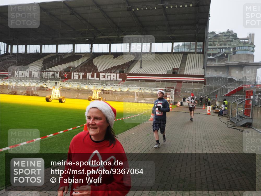 07.12.2025 - St. Pauli X-Mass-Run No. 15 Fabian Wolf http://msf.ph/oto/9367064 07.12.2025 10:22:14 Ziel 1371, 1488, 2817, 2818, 2819, 3431, 3736, 3999, 4000, 4415, 4774 meine-sportfotos.de
