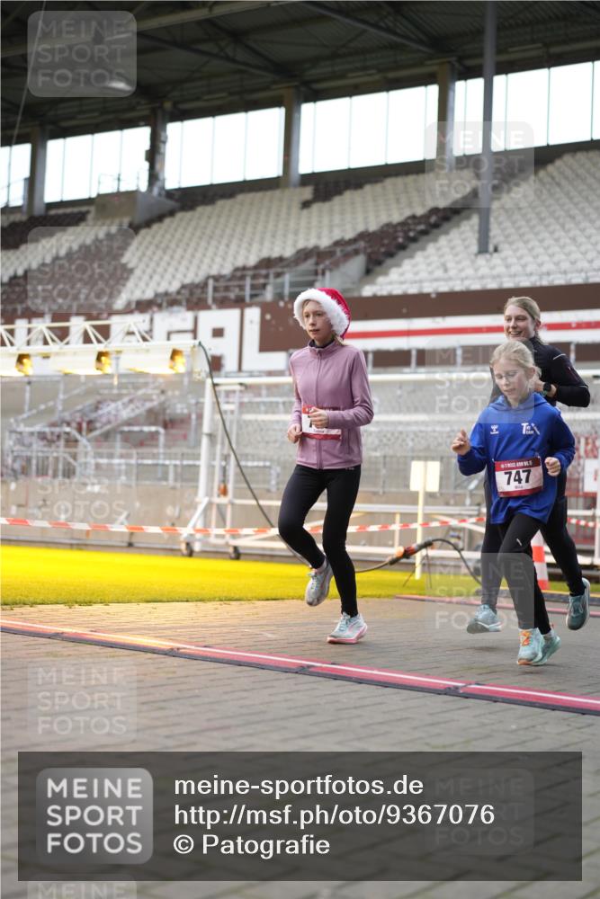 07.12.2025 - St. Pauli X-Mass-Run No. 15 Patografie http://msf.ph/oto/9367076 07.12.2025 11:02:30 Ziel 20, 25, 542, 547, 746, 747, 749, 751 meine-sportfotos.de