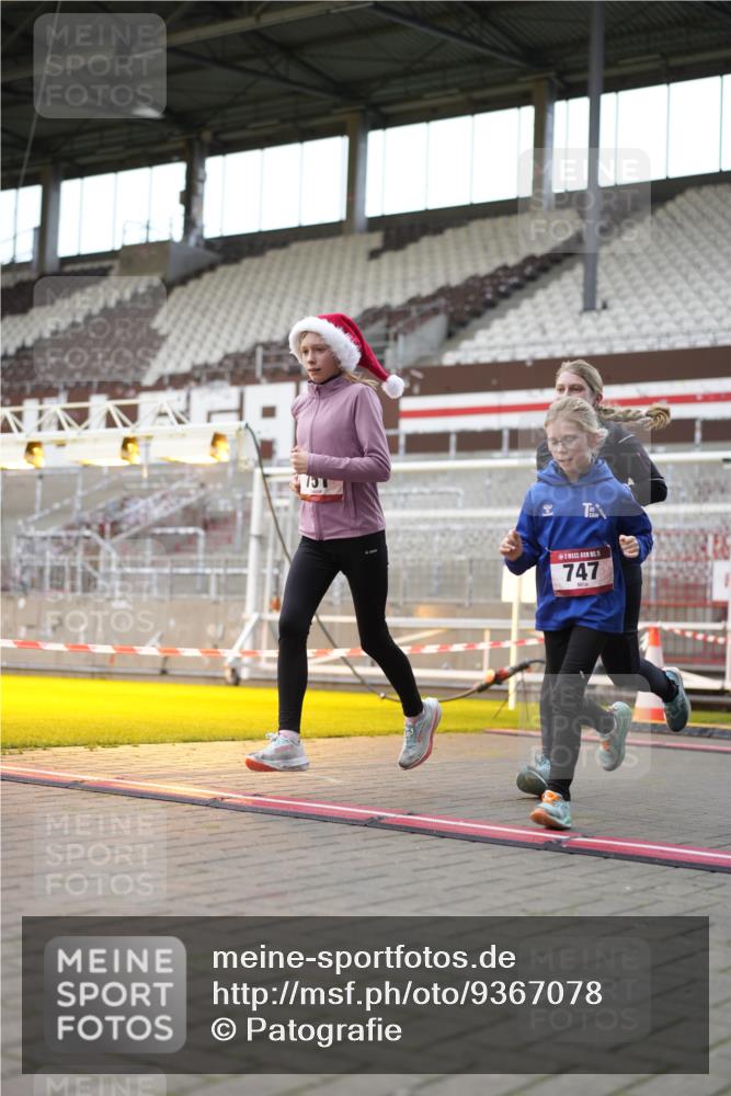 07.12.2025 - St. Pauli X-Mass-Run No. 15 Patografie http://msf.ph/oto/9367078 07.12.2025 11:02:30 Ziel 20, 25, 542, 547, 746, 747, 749, 751 meine-sportfotos.de