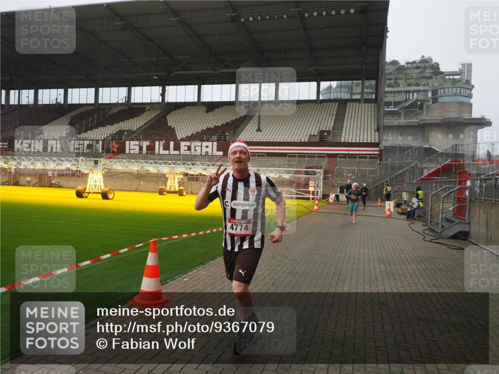 07.12.2025 - St. Pauli X-Mass-Run No. 15 Fabian Wolf http://msf.ph/oto/9367079 07.12.2025 10:22:18 Ziel 1371, 2184, 2817, 2818, 2819, 3431, 3736, 4771, 4774, 4781 meine-sportfotos.de