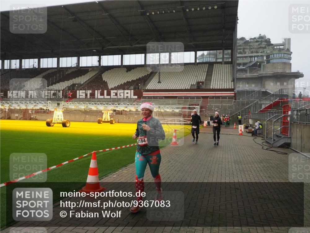 07.12.2025 - St. Pauli X-Mass-Run No. 15 Fabian Wolf http://msf.ph/oto/9367083 07.12.2025 10:22:22 Ziel 1371, 2184, 2817, 2818, 2819, 3431, 3736, 4771, 4774, 4781 meine-sportfotos.de