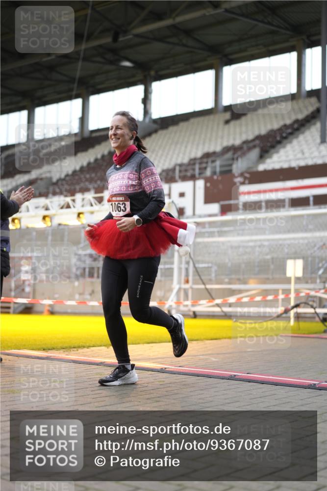 07.12.2025 - St. Pauli X-Mass-Run No. 15 Patografie http://msf.ph/oto/9367087 07.12.2025 11:02:36 Ziel 20, 25, 542, 547, 746, 747, 749, 751, 1063 meine-sportfotos.de