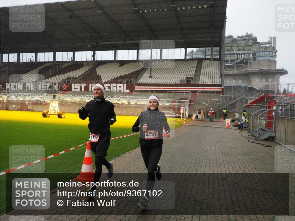 07.12.2025 - St. Pauli X-Mass-Run No. 15 Fabian Wolf http://msf.ph/oto/9367102 07.12.2025 10:22:25 Ziel 2184, 2817, 2818, 3431, 4771, 4774, 4781 meine-sportfotos.de