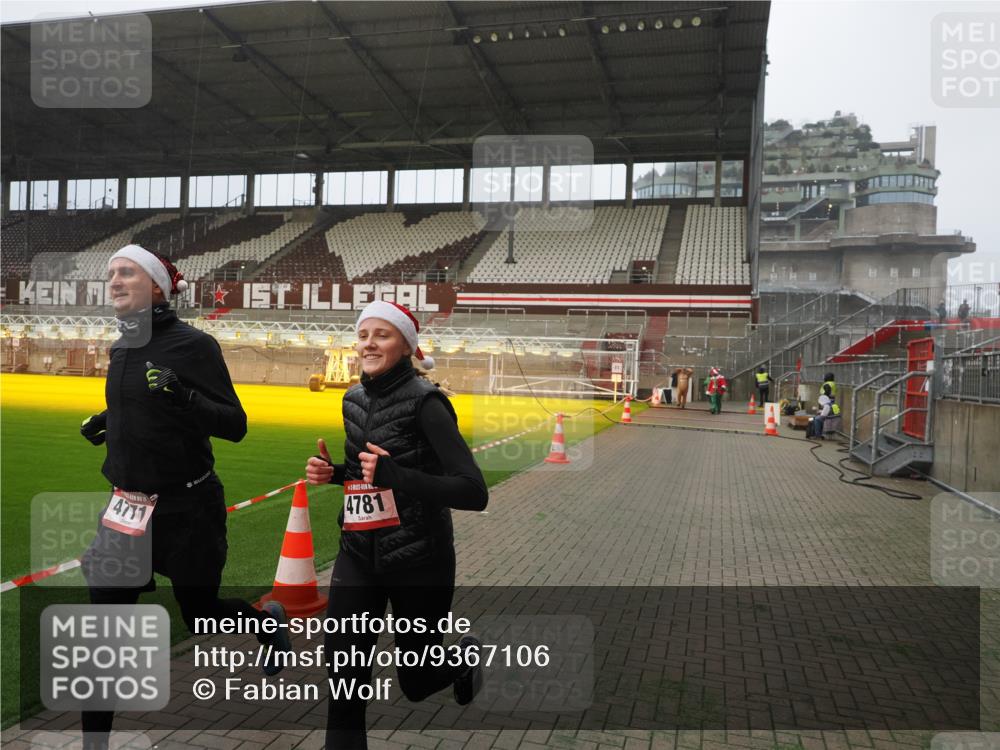 07.12.2025 - St. Pauli X-Mass-Run No. 15 Fabian Wolf http://msf.ph/oto/9367106 07.12.2025 10:22:25 Ziel 2184, 2817, 2818, 3431, 4771, 4774, 4781 meine-sportfotos.de