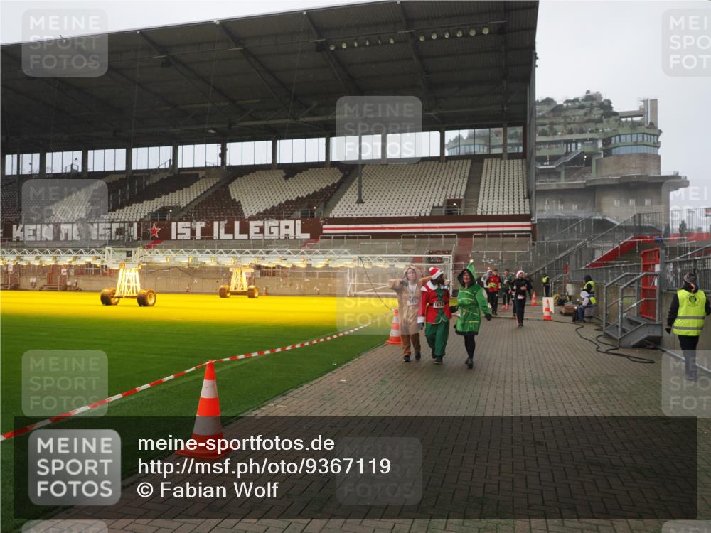 07.12.2025 - St. Pauli X-Mass-Run No. 15 Fabian Wolf http://msf.ph/oto/9367119 07.12.2025 10:22:40 Ziel 715, 739, 1636, 4419, 4509, 4539 meine-sportfotos.de