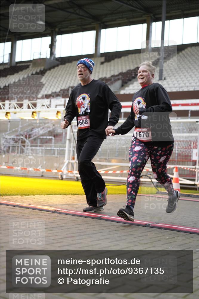 07.12.2025 - St. Pauli X-Mass-Run No. 15 Patografie http://msf.ph/oto/9367135 07.12.2025 11:02:58 Ziel 151, 160, 502, 574, 599, 602, 612, 875, 880, 953, 997, 1102, 1139, 1385, 1644, 1668, 1670, 4809 meine-sportfotos.de