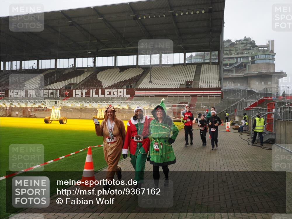 07.12.2025 - St. Pauli X-Mass-Run No. 15 Fabian Wolf http://msf.ph/oto/9367162 07.12.2025 10:22:44 Ziel 715, 739, 794, 1636, 3780, 4287, 4407, 4411, 4419, 4509, 4539 meine-sportfotos.de