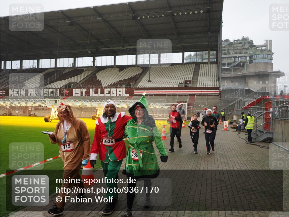 07.12.2025 - St. Pauli X-Mass-Run No. 15 Fabian Wolf http://msf.ph/oto/9367170 07.12.2025 10:22:45 Ziel 715, 739, 794, 1636, 3780, 4287, 4407, 4411, 4419, 4509, 4539 meine-sportfotos.de