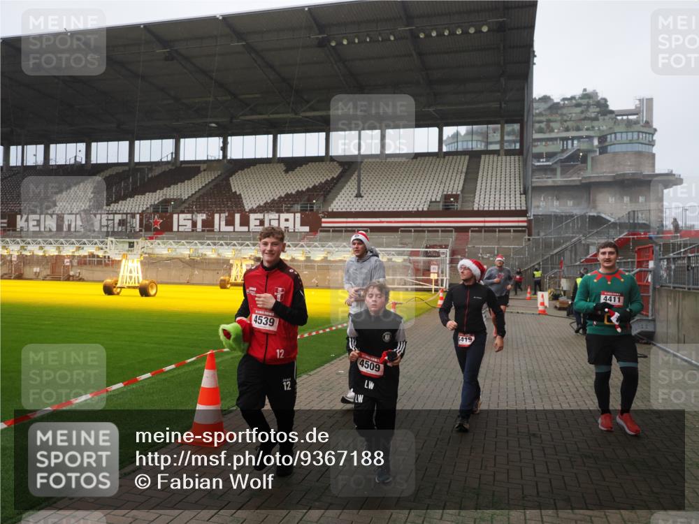 07.12.2025 - St. Pauli X-Mass-Run No. 15 Fabian Wolf http://msf.ph/oto/9367188 07.12.2025 10:22:47 Ziel 715, 739, 794, 3780, 4287, 4407, 4411, 4419, 4509, 4539 meine-sportfotos.de