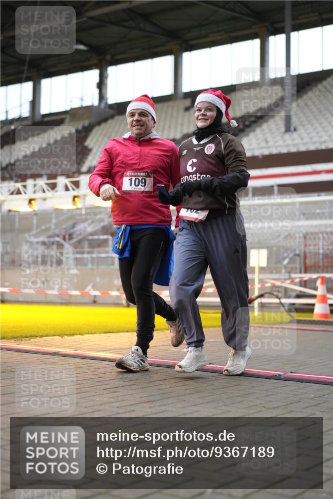 07.12.2025 - St. Pauli X-Mass-Run No. 15 Patografie http://msf.ph/oto/9367189 07.12.2025 11:03:24 Ziel 61, 64, 102, 109, 186, 853, 1850 meine-sportfotos.de