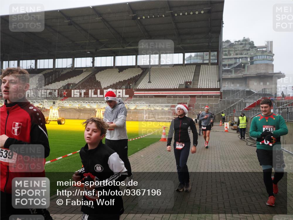 07.12.2025 - St. Pauli X-Mass-Run No. 15 Fabian Wolf http://msf.ph/oto/9367196 07.12.2025 10:22:48 Ziel 794, 3780, 4287, 4407, 4411, 4419, 4509, 4539 meine-sportfotos.de