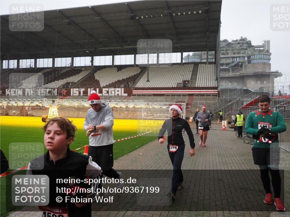 07.12.2025 - St. Pauli X-Mass-Run No. 15 Fabian Wolf http://msf.ph/oto/9367199 07.12.2025 10:22:48 Ziel 794, 3780, 4287, 4407, 4411, 4419, 4509, 4539 meine-sportfotos.de