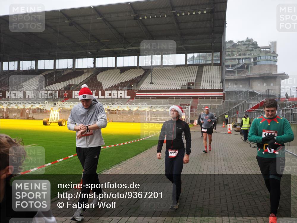 07.12.2025 - St. Pauli X-Mass-Run No. 15 Fabian Wolf http://msf.ph/oto/9367201 07.12.2025 10:22:48 Ziel 794, 3780, 4287, 4407, 4411, 4419, 4509, 4539 meine-sportfotos.de