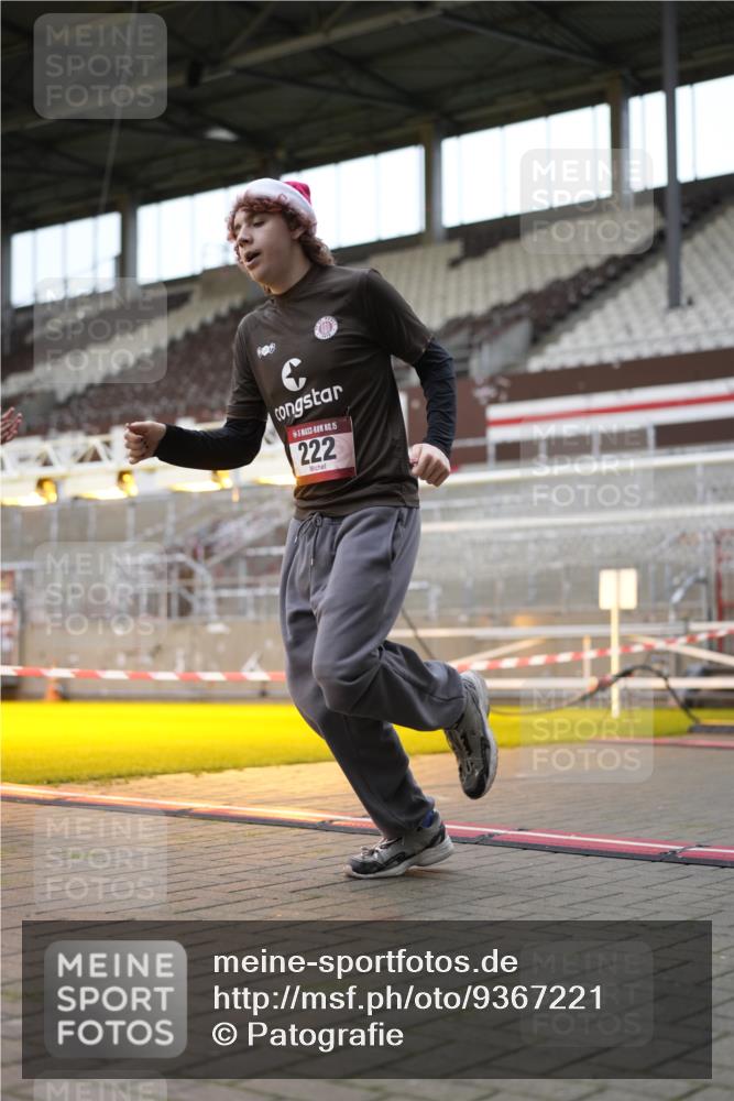 07.12.2025 - St. Pauli X-Mass-Run No. 15 Patografie http://msf.ph/oto/9367221 07.12.2025 11:03:53 Ziel 222, 432, 719, 1853, 1857, 1860 meine-sportfotos.de