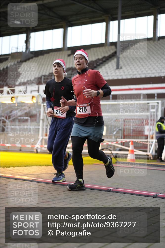07.12.2025 - St. Pauli X-Mass-Run No. 15 Patografie http://msf.ph/oto/9367227 07.12.2025 11:04:00 Ziel 215, 216, 222, 432, 719, 734, 764, 1200, 1853, 1854, 1856, 1857, 1860 meine-sportfotos.de