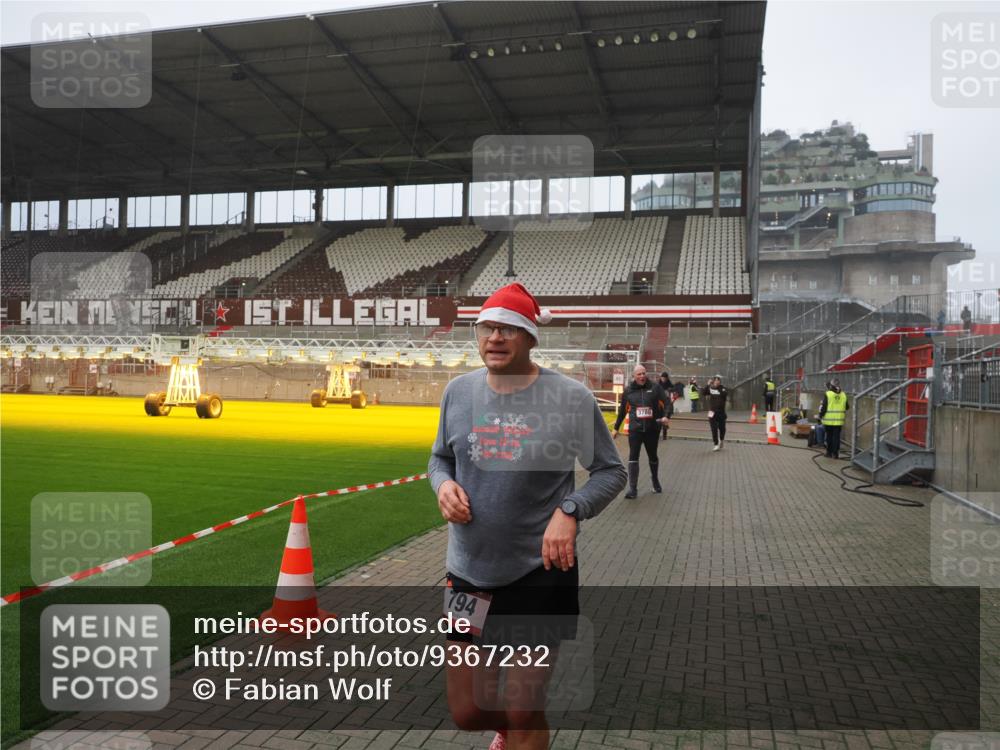 07.12.2025 - St. Pauli X-Mass-Run No. 15 Fabian Wolf http://msf.ph/oto/9367232 07.12.2025 10:22:52 Ziel 794, 2638, 3780, 4287, 4407, 4411, 4419, 4509, 4539 meine-sportfotos.de