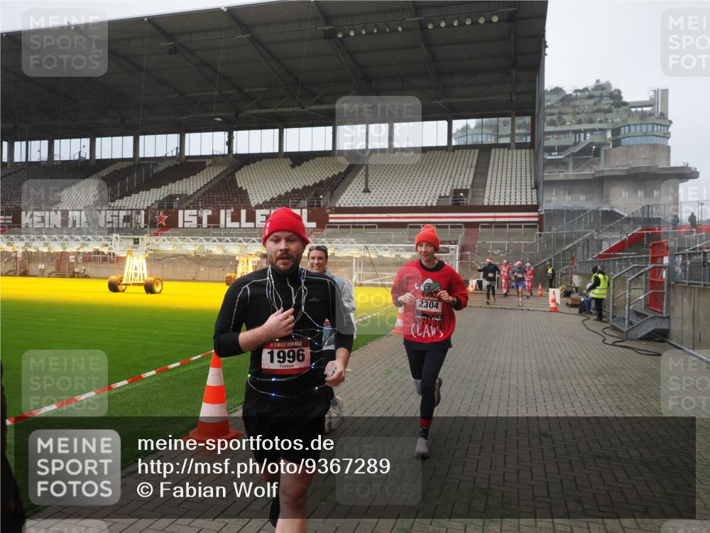 07.12.2025 - St. Pauli X-Mass-Run No. 15 Fabian Wolf http://msf.ph/oto/9367289 07.12.2025 10:23:05 Ziel 1996, 2123, 2304, 2638, 3078, 3079 meine-sportfotos.de