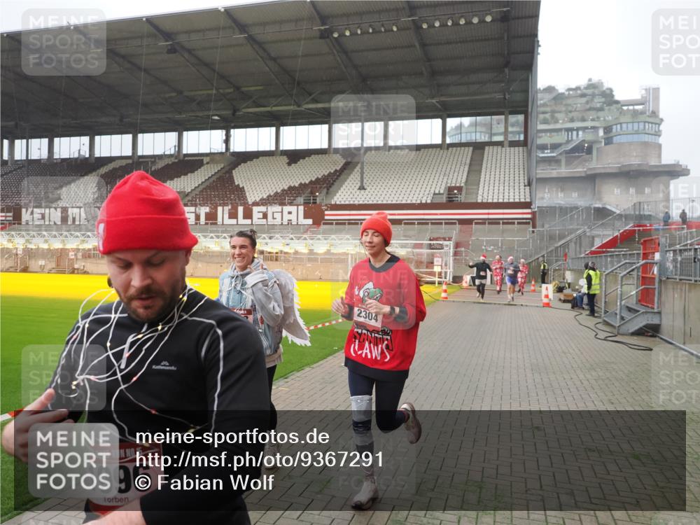 07.12.2025 - St. Pauli X-Mass-Run No. 15 Fabian Wolf http://msf.ph/oto/9367291 07.12.2025 10:23:06 Ziel 1996, 2123, 2304, 2508, 2511, 2638, 3078, 3079 meine-sportfotos.de