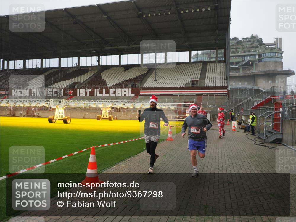 07.12.2025 - St. Pauli X-Mass-Run No. 15 Fabian Wolf http://msf.ph/oto/9367298 07.12.2025 10:23:10 Ziel 1996, 2123, 2304, 2508, 2511, 2638, 3052, 3078, 3079 meine-sportfotos.de