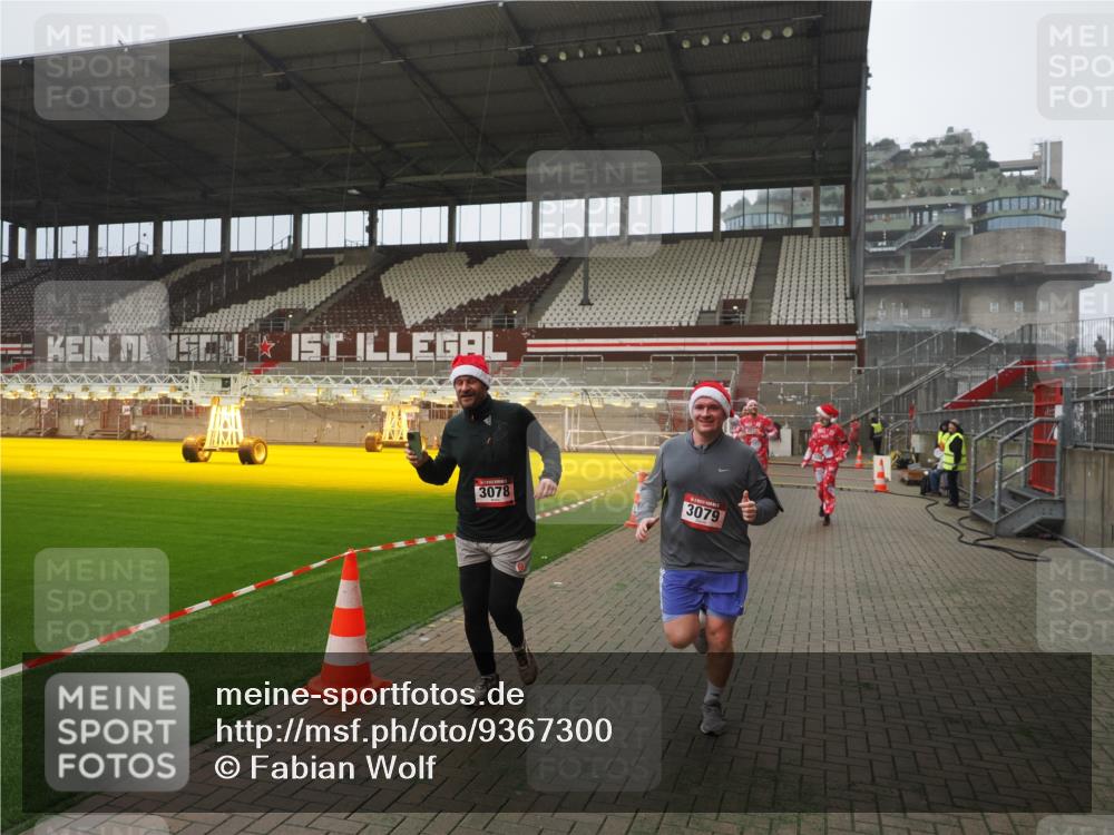 07.12.2025 - St. Pauli X-Mass-Run No. 15 Fabian Wolf http://msf.ph/oto/9367300 07.12.2025 10:23:11 Ziel 1996, 2123, 2304, 2508, 2511, 2638, 3052, 3078, 3079 meine-sportfotos.de