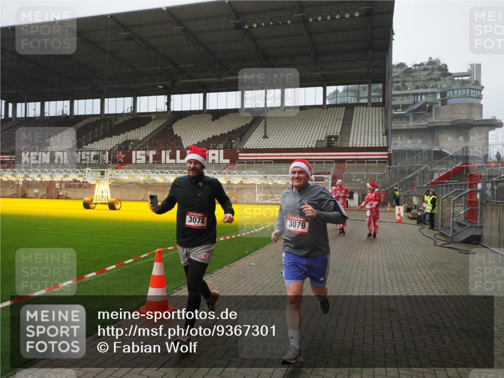 07.12.2025 - St. Pauli X-Mass-Run No. 15 Fabian Wolf http://msf.ph/oto/9367301 07.12.2025 10:23:11 Ziel 1996, 2123, 2304, 2508, 2511, 2638, 3052, 3078, 3079 meine-sportfotos.de
