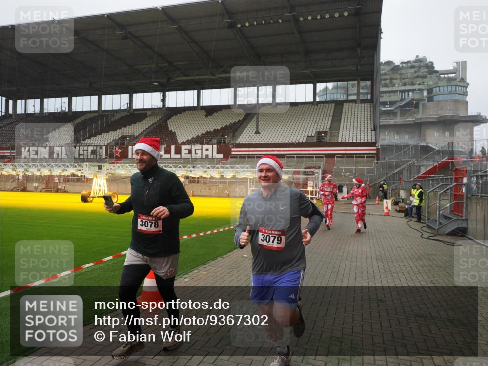 07.12.2025 - St. Pauli X-Mass-Run No. 15 Fabian Wolf http://msf.ph/oto/9367302 07.12.2025 10:23:11 Ziel 1996, 2123, 2304, 2508, 2511, 2638, 3052, 3078, 3079 meine-sportfotos.de