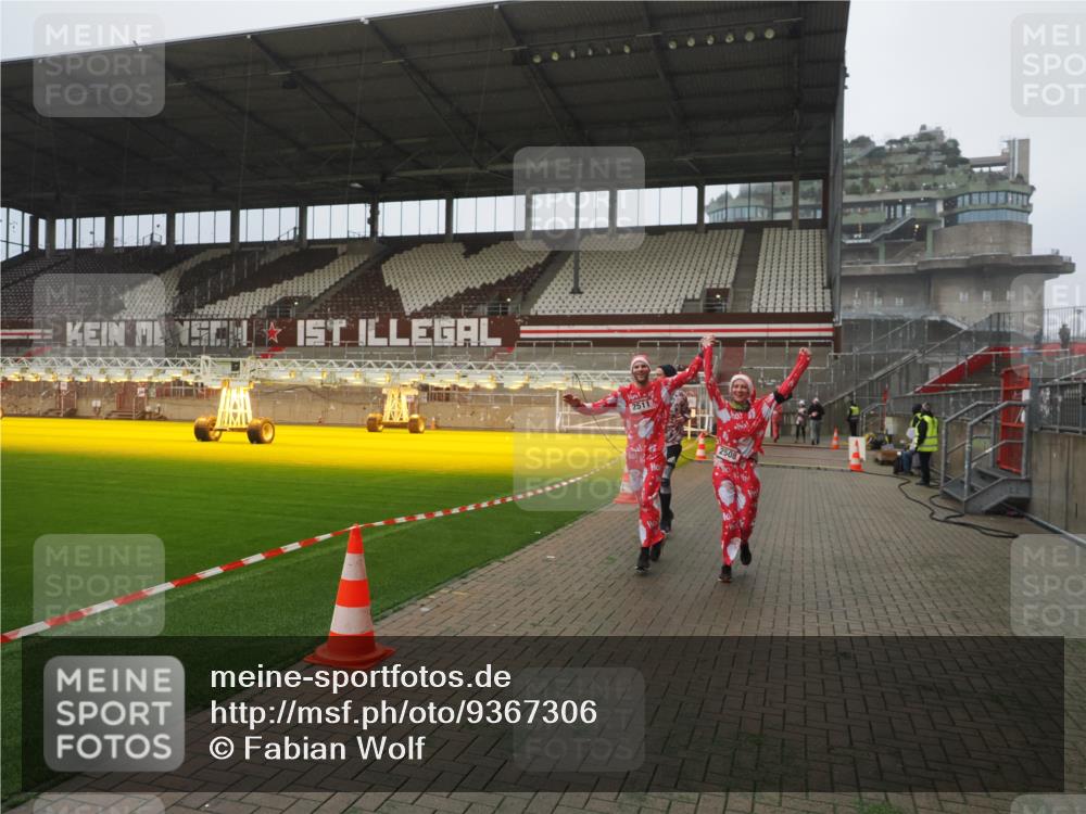 07.12.2025 - St. Pauli X-Mass-Run No. 15 Fabian Wolf http://msf.ph/oto/9367306 07.12.2025 10:23:13 Ziel 1996, 2123, 2304, 2508, 2511, 3052, 3078, 3079 meine-sportfotos.de