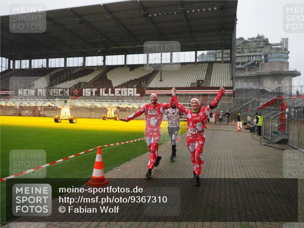 07.12.2025 - St. Pauli X-Mass-Run No. 15 Fabian Wolf http://msf.ph/oto/9367310 07.12.2025 10:23:14 Ziel 1996, 2123, 2304, 2508, 2511, 3052, 3078, 3079 meine-sportfotos.de