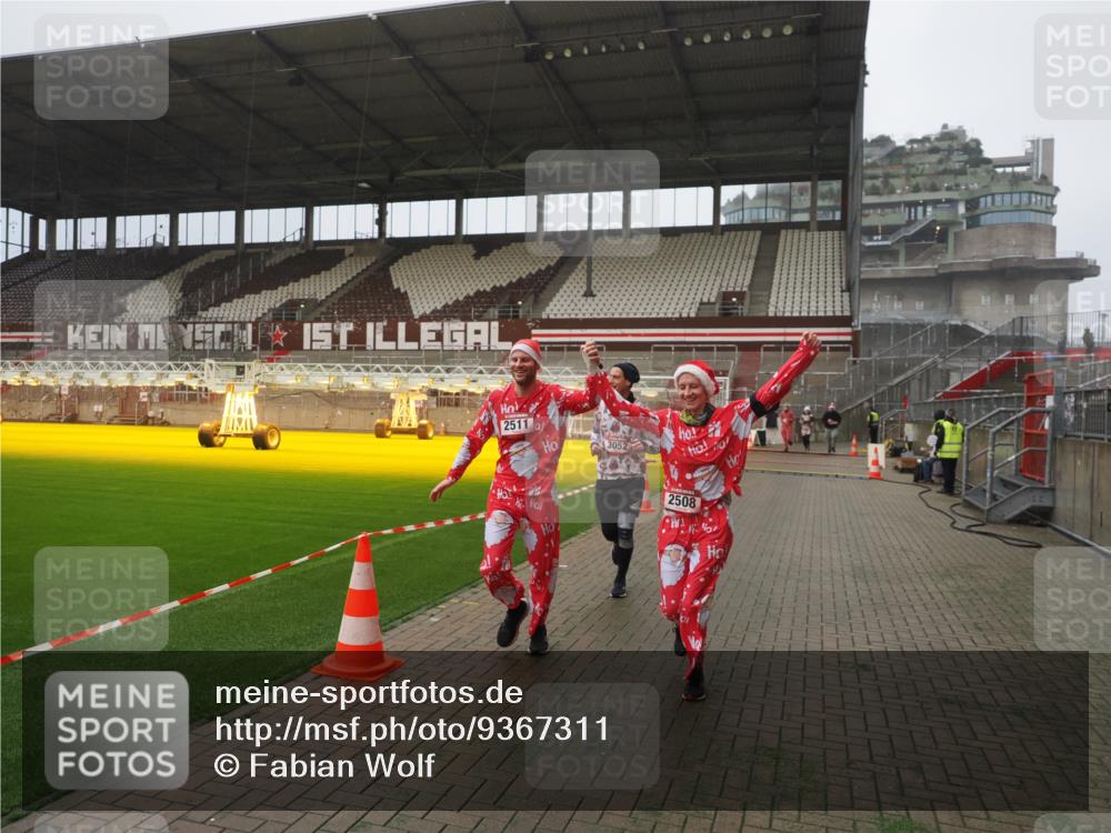 07.12.2025 - St. Pauli X-Mass-Run No. 15 Fabian Wolf http://msf.ph/oto/9367311 07.12.2025 10:23:14 Ziel 1996, 2123, 2304, 2508, 2511, 3052, 3078, 3079 meine-sportfotos.de