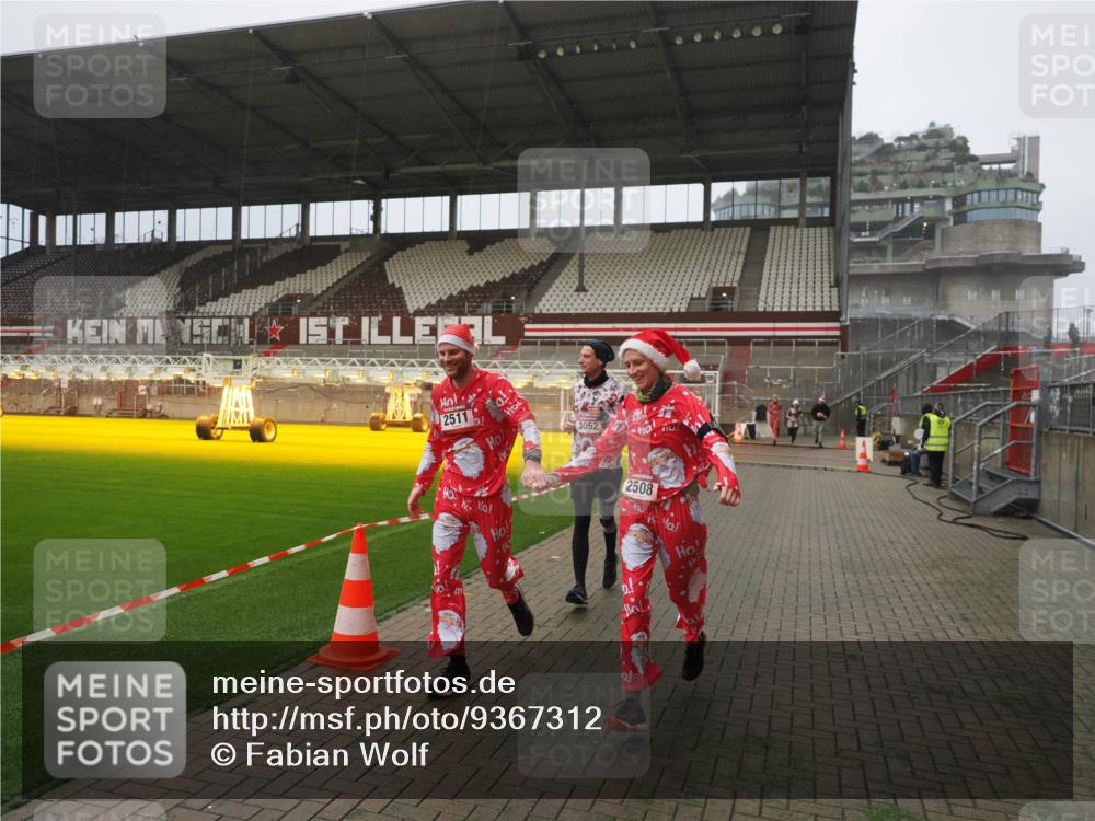 07.12.2025 - St. Pauli X-Mass-Run No. 15 Fabian Wolf http://msf.ph/oto/9367312 07.12.2025 10:23:14 Ziel 1996, 2123, 2304, 2508, 2511, 3052, 3078, 3079 meine-sportfotos.de