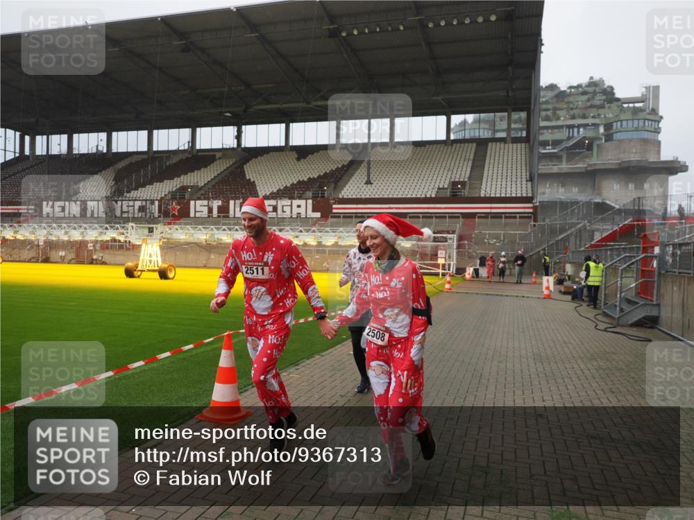 07.12.2025 - St. Pauli X-Mass-Run No. 15 Fabian Wolf http://msf.ph/oto/9367313 07.12.2025 10:23:14 Ziel 1996, 2123, 2304, 2508, 2511, 3052, 3078, 3079 meine-sportfotos.de