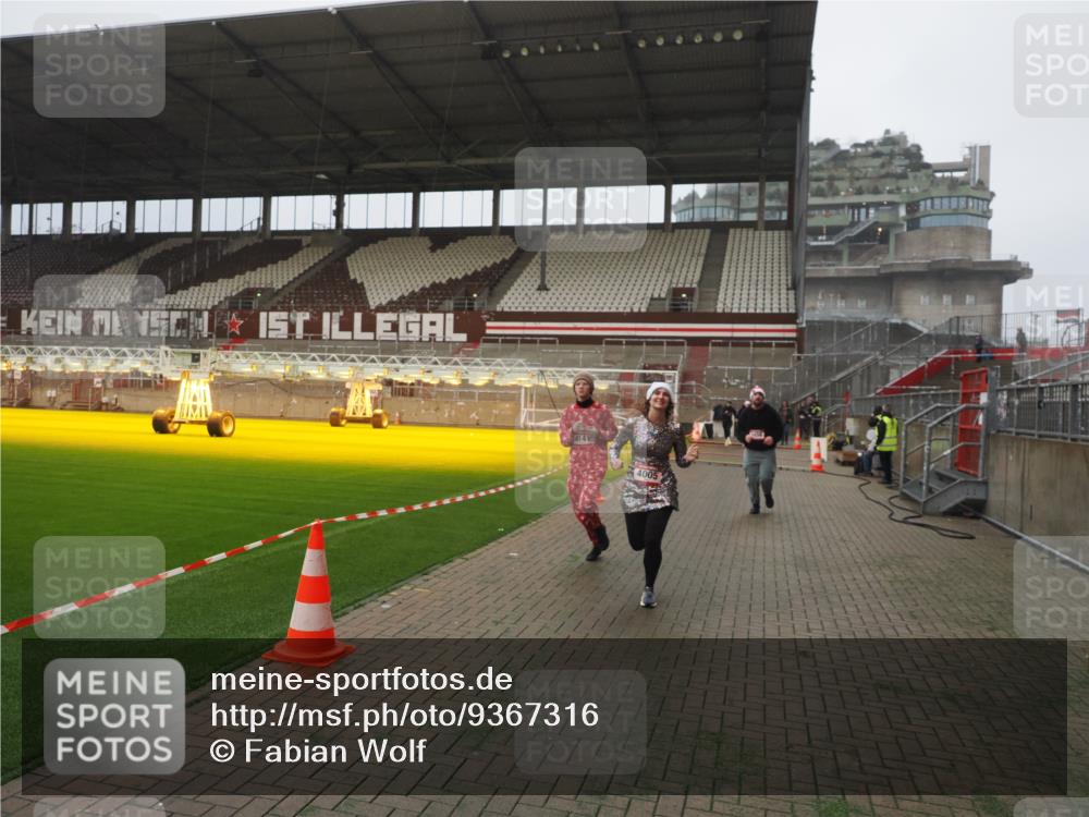 07.12.2025 - St. Pauli X-Mass-Run No. 15 Fabian Wolf http://msf.ph/oto/9367316 07.12.2025 10:23:22 Ziel 2508, 2511, 3052, 3078, 3079, 4005, 4141, 4458 meine-sportfotos.de
