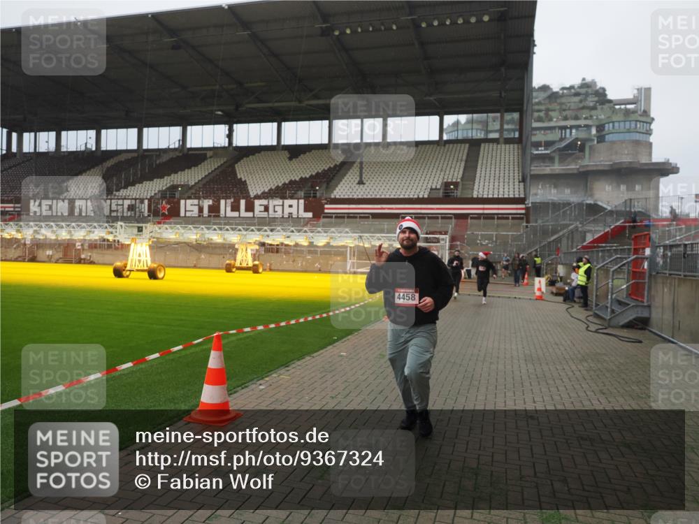 07.12.2025 - St. Pauli X-Mass-Run No. 15 Fabian Wolf http://msf.ph/oto/9367324 07.12.2025 10:23:25 Ziel 2508, 2511, 3052, 3078, 3079, 4005, 4141, 4145, 4458, 4549 meine-sportfotos.de