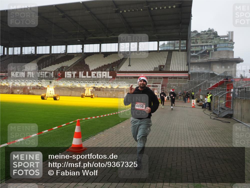 07.12.2025 - St. Pauli X-Mass-Run No. 15 Fabian Wolf http://msf.ph/oto/9367325 07.12.2025 10:23:25 Ziel 2508, 2511, 3052, 3078, 3079, 4005, 4141, 4145, 4458, 4549 meine-sportfotos.de