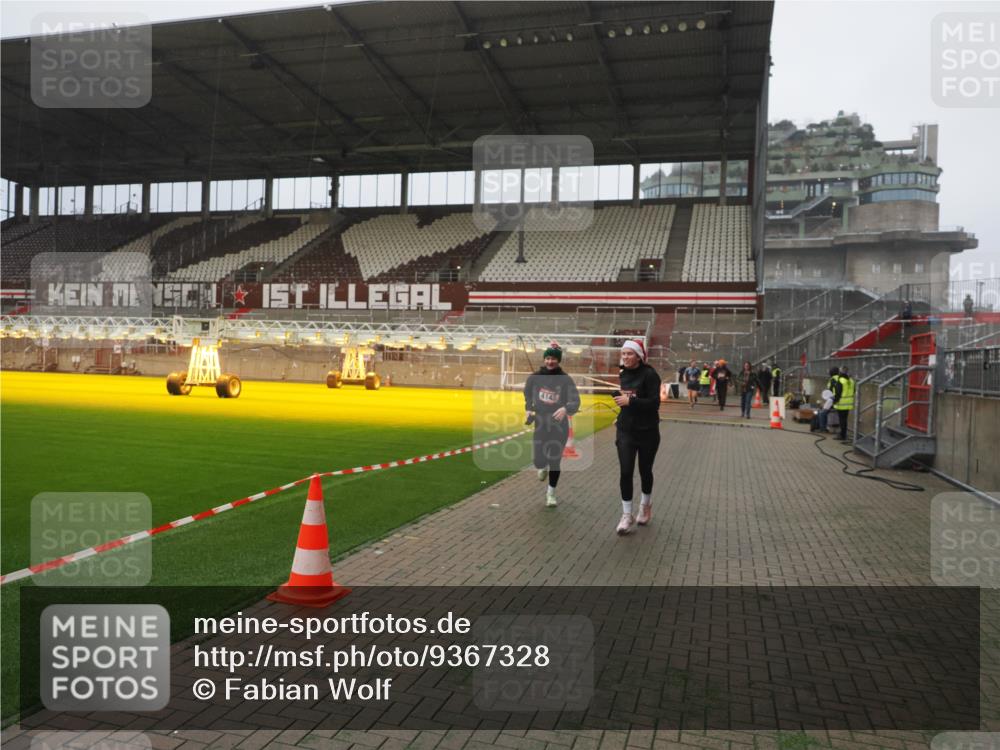 07.12.2025 - St. Pauli X-Mass-Run No. 15 Fabian Wolf http://msf.ph/oto/9367328 07.12.2025 10:23:28 Ziel 638, 4005, 4141, 4145, 4458, 4549 meine-sportfotos.de