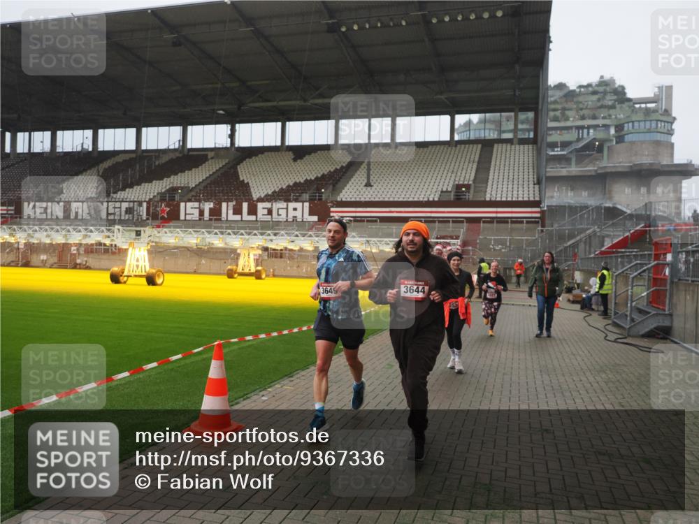 07.12.2025 - St. Pauli X-Mass-Run No. 15 Fabian Wolf http://msf.ph/oto/9367336 07.12.2025 10:23:36 Ziel 638, 3539, 3644, 3649, 3887, 3890, 4005, 4141, 4145, 4458, 4549 meine-sportfotos.de
