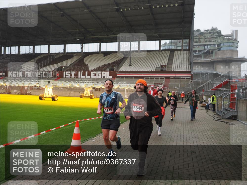 07.12.2025 - St. Pauli X-Mass-Run No. 15 Fabian Wolf http://msf.ph/oto/9367337 07.12.2025 10:23:36 Ziel 638, 3539, 3644, 3649, 3887, 3890, 4005, 4141, 4145, 4458, 4549 meine-sportfotos.de