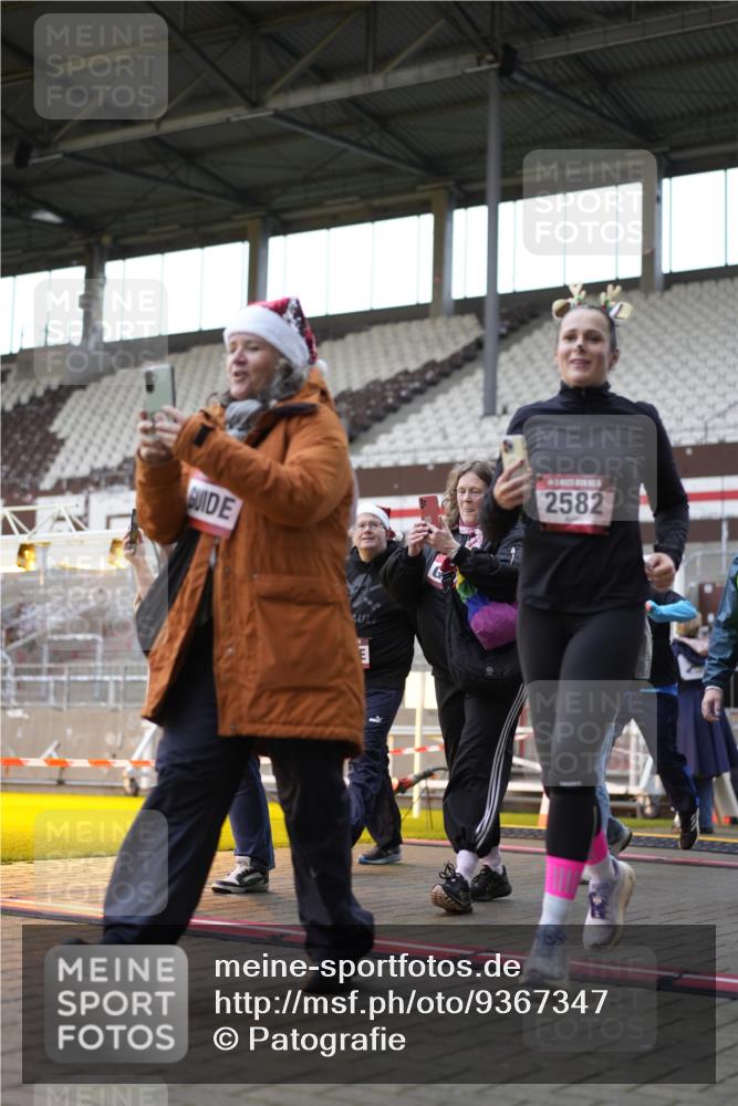 07.12.2025 - St. Pauli X-Mass-Run No. 15 Patografie http://msf.ph/oto/9367347 07.12.2025 10:50:21 Ziel 2250, 2460, 2582, 2583, 2584, 3287, 3291, 4075, 4110, 4111, 4756, 4757, 4759 meine-sportfotos.de
