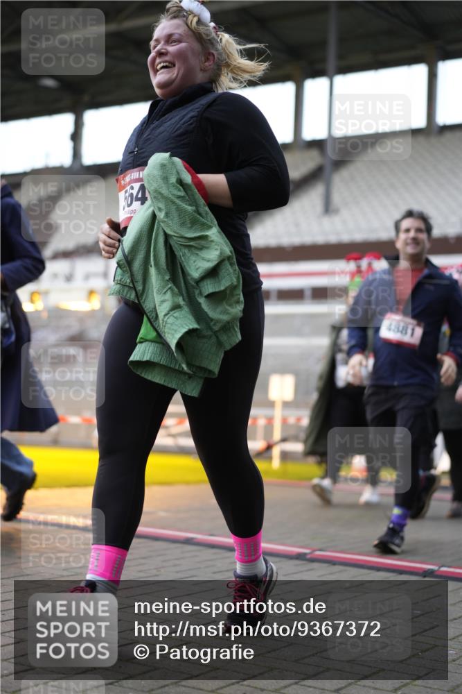 07.12.2025 - St. Pauli X-Mass-Run No. 15 Patografie http://msf.ph/oto/9367372 07.12.2025 10:50:42 Ziel 381, 564, 1726, 1729, 1730, 2737, 2738, 2763, 3368, 4535, 4537, 4760, 4881 meine-sportfotos.de