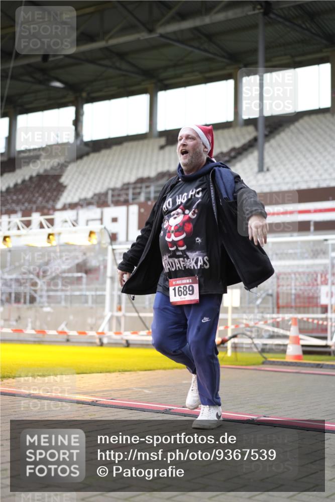 07.12.2025 - St. Pauli X-Mass-Run No. 15 Patografie http://msf.ph/oto/9367539 07.12.2025 10:55:05 Ziel 1393, 1689 meine-sportfotos.de
